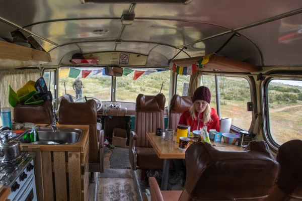 à l'intérieur de Buspackers - snacking intérieur de la camionnette - collation avec bières