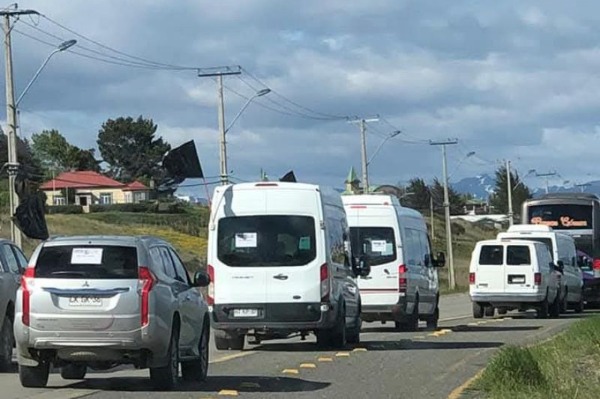 Transfert privé de Punta Arenas à Torres del Paine véhicules sur la route de Punta Arenas à Torres del Paine