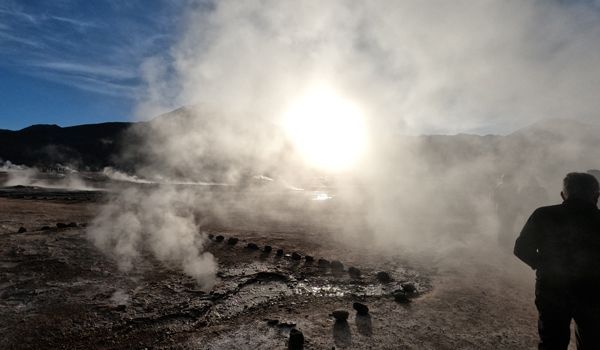 Circuit des geysers du Tatio à San Pedro de Atacama un homme près des fumerolles du geyser du Tatio
