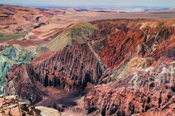 Formations de la Vallée de l'Arc-en-ciel Formations rocheuses aux couleurs variées dans la Vallée de l'Arc-en-ciel d'Atacama