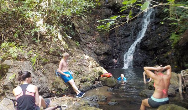 Voyageurs dans la cascade de Rio Claro