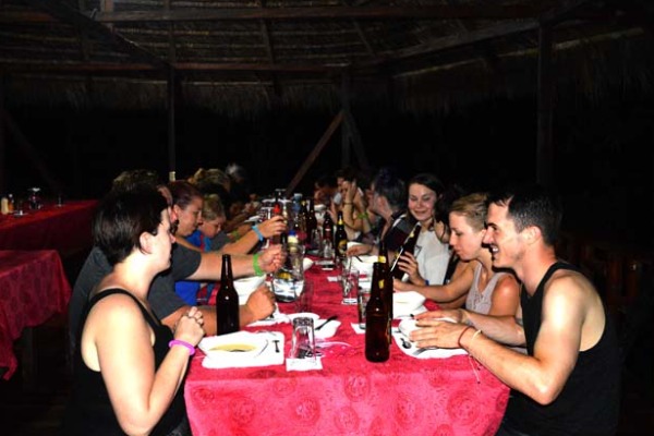 dîner cuyabeno un groupe de voyageurs dîne au lodge de Cuyabeno