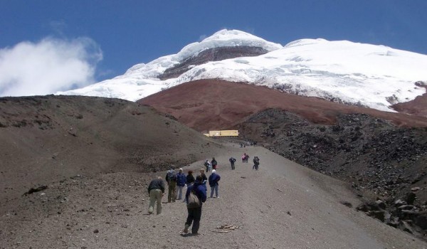 pratique de l'escalade des glaciers avant l'ascension du volcan cotopaxi