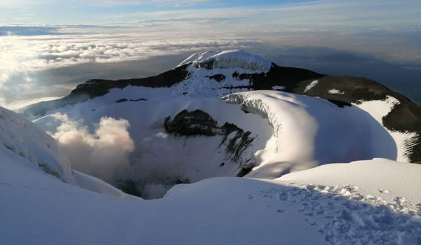vues de l'avenue des volcans lors de la randonnée vers le sommet du volcan cotopaxi en equateur