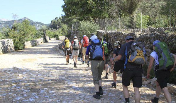 Randonnée du ravin de Biniaraix au refuge de Tossals Verds des randonneurs parcourant le sentier GR 221