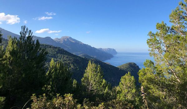 Fin de la voie « Pedra en sec » GR 221 vues sur la mer et les montagnes depuis la GR 221
