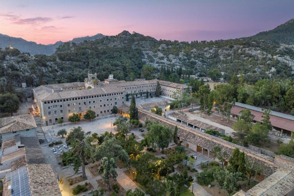 Santuari de Lluc entouré de montagnes dans la Serra de Tramuntana Mallorca Vue aérienne du Santuari de Lluc dans la Serra de Tramuntana lors de l'itinéraire du GR221