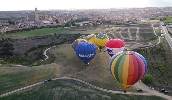 Vol En Montgolfiere Au Dessus Alcazar De Segovie Howlanders