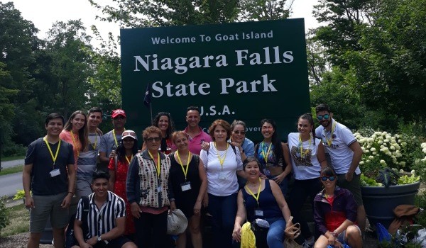 groupe dans le parc des chutes du niagara