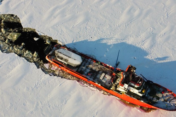 la glace se brise au passage du bateau de croisière des vues de la glace qui se brise au passage du bateau de croisière