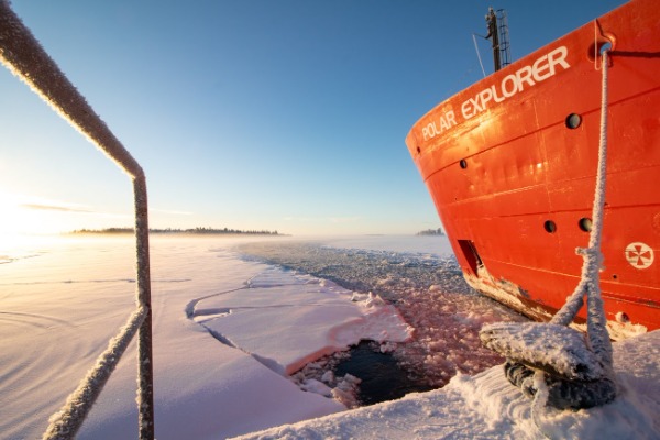 Bateau profilé amarré sur la glace Bateau profilé amarré sur la glace