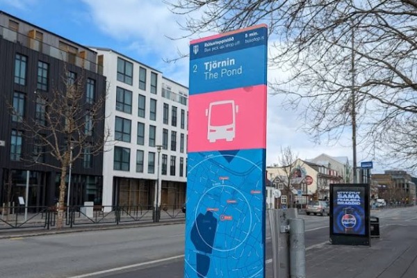 Panneau indiquant l'arrêt de bus n° 2 Tjörnin (L'étang) à Reykjavík, point de ramassage pour les excursions.