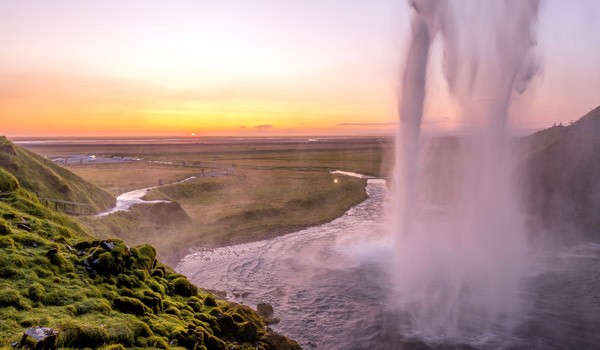 Chute d'eau de Seljalandsfoss vue de l'arrière