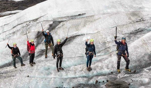 personnes marchant sur le glacier de Skaftafell