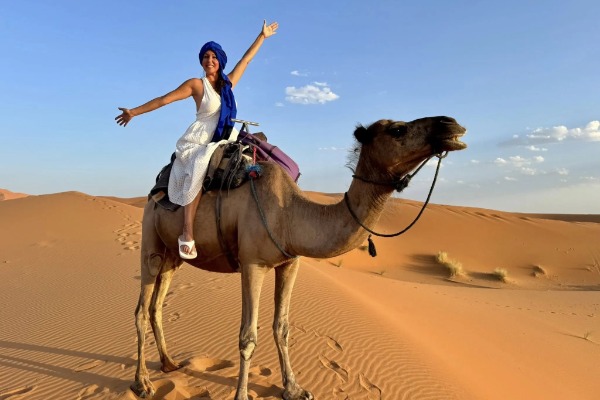 Balade à dos de chameau dans les dunes de l'Erg Chebbi Balade à dos de chameau dans les dunes de l'Erg Chebbi lors du circuit de Fès à Marrakech