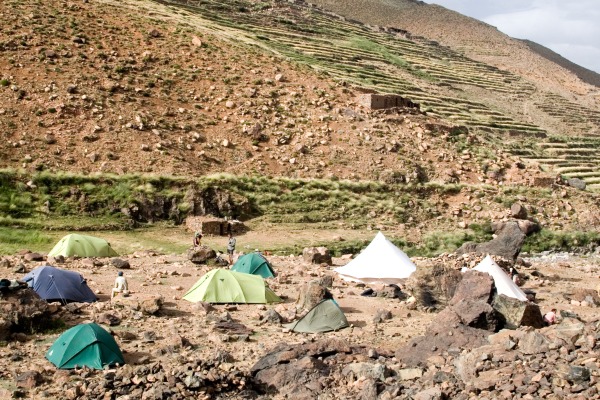 Campement à Azib Likemt, sur le circuit du Toubkal Campement de montagne à Azib Likemt lors du circuit du Toubkal dans le Haut Atlas marocain