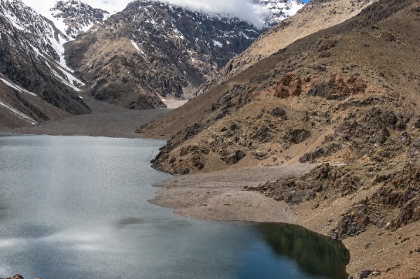 Lac d'Ifni Le lac d'Ifni, entouré de montagnes, lors du circuit du Toubkal dans le Haut Atlas marocain