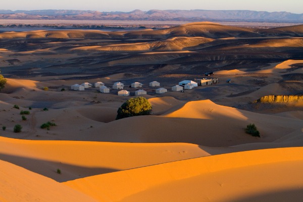Campement à Erg Chebbi, dans le désert de Merzouga Campement dans le désert de Merzouga lors de l'excursion de 3 jours dans le désert marocain