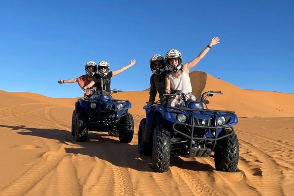 Circuit en quad dans le désert de Merzouga Des voyageurs en quad dans les dunes de l'Erg Chebbi, dans le désert de Merzouga