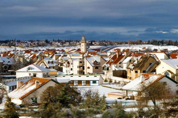 Ville d'Ifrane Vue sur la ville d'Ifrane lors du trajet à travers l'Atlas moyen en direction de Fès