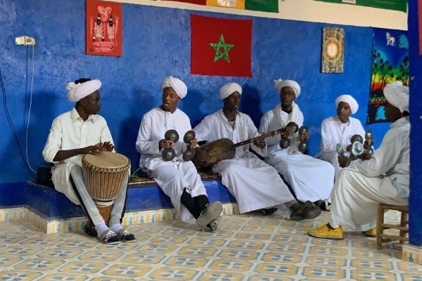Musique gnawa à Khamlia Des musiciens gnawa lors d'un spectacle traditionnel à Khamlia, près de Merzouga