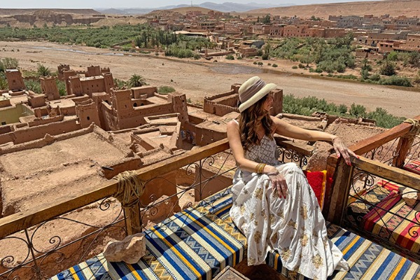 Vues d'Aït Ben Haddou Une voyageuse admirant la vue sur Aït Ben Haddou lors d'une excursion de Marrakech à Fès