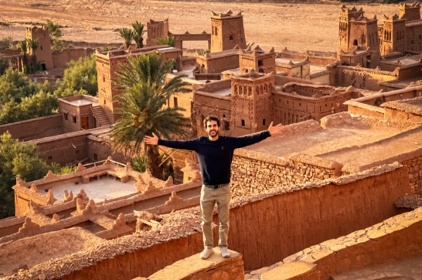 Aït Ben Haddou Voyageur lors de la visite d'Aït Ben Haddou dans le cadre de l'excursion dans le désert de Merzouga