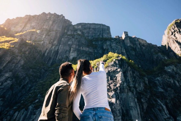 Formation préalable deux personnes désignant la formation rocheuse de Preikestolen