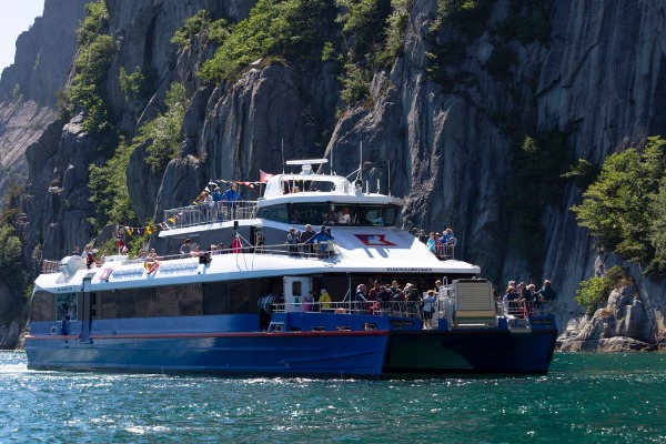 croisière croisière image d'un bateau de croisière naviguant dans un fjord