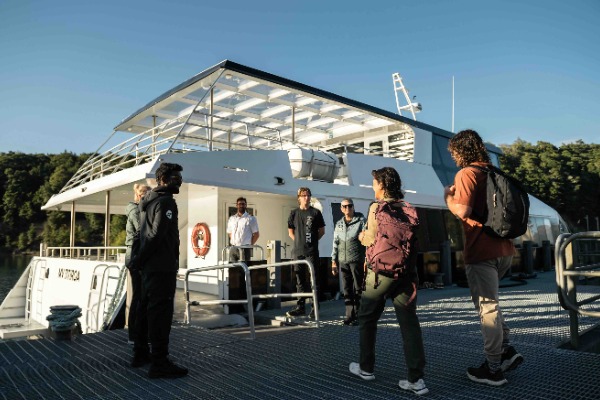 Passagers embarquant sur le ferry pour le lac Manpouri