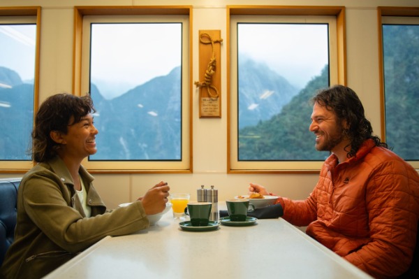 Les passagers prennent le petit-déjeuner pendant la croisière