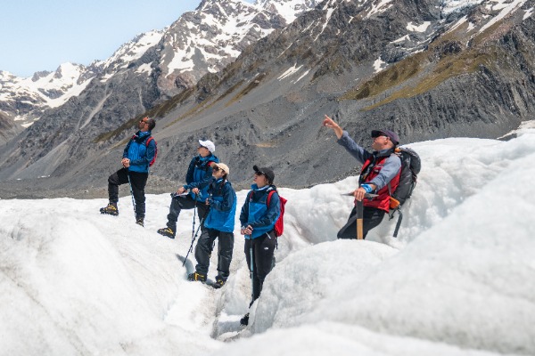 le guide donne des explications sur le glacier de Tasman