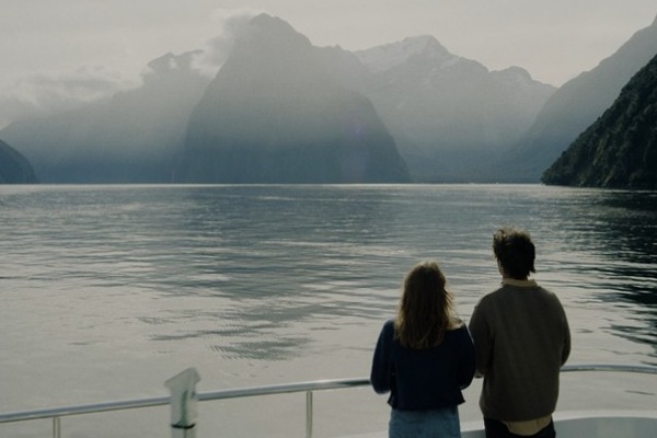 Les passagers regardent les vues sur le bateau de croisière Milford sound