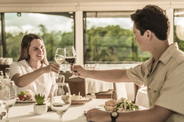 couple au déjeuner de bienvenue de la croisière