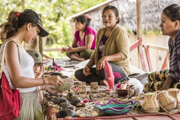 fille à un stand d'artisanat