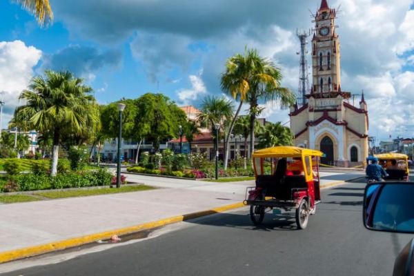 véhicules circulant près de la place principale de la ville d'iquitos