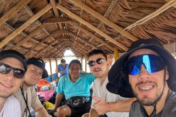 Voyageurs et guide local naviguant à travers l'Amazonie sur un bateau lors de l'excursion Pacaya Samiria.