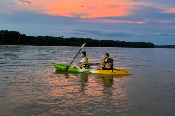 Activité de kayak sur la rivière pendant l'excursion à Puerto Maldonado 3 jours 2 nuits