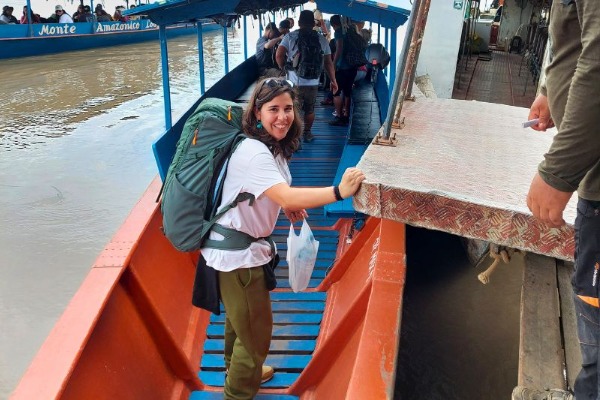 Touriste montant à bord du bateau à Puerto Capitania pour commencer la visite de la forêt amazonienne à Puerto Maldonado.