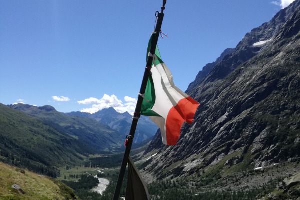 Vue du refuge Elena avec le drapeau italien