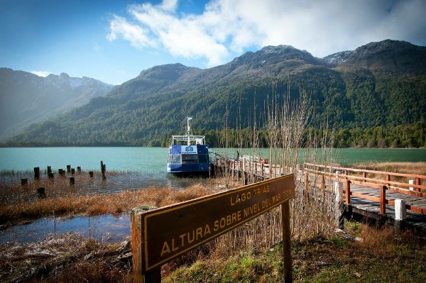Porto Frías, Lago Frías imbarcazione nel porto di Frías, sul lago Frías
