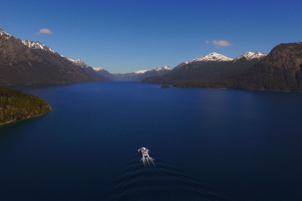 lago Nahuel Huapi Il catamarano naviga sul lago Nahuel Huapi