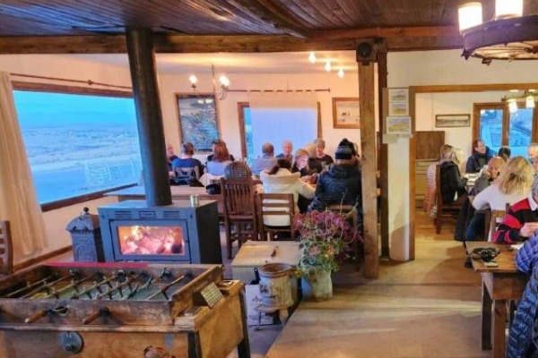 Soggiorno a Huyliche durante il pranzo sala da pranzo dell'estancia huyliche all'ora di pranzo