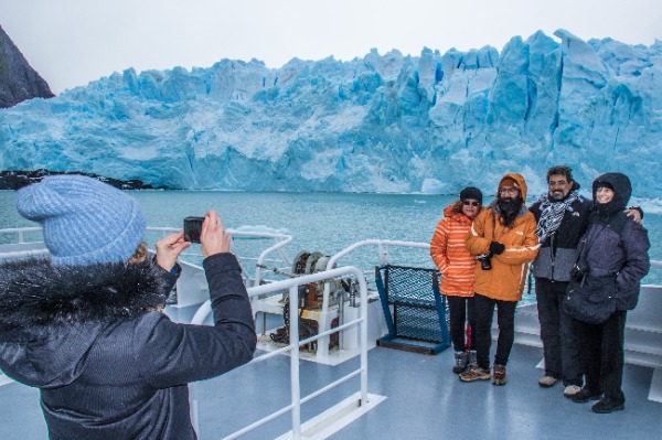 ghiacciai gourmet Perito Moreno turisti che scattano foto dalla barca davanti al Perito Moreno