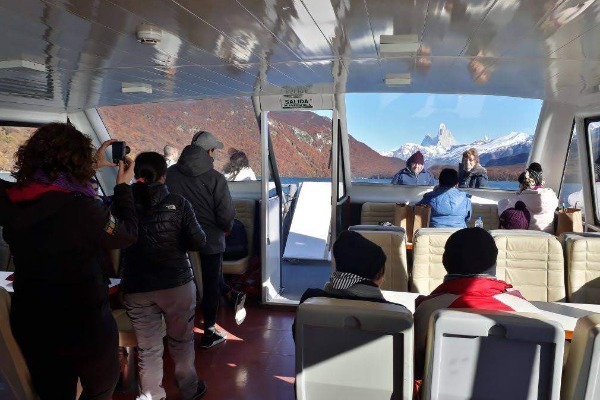 Gruppo di turisti in barca verso la riserva di Vespignani