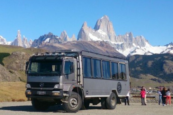 Atego 4 x 4 con catena montuosa e turisti sullo sfondo