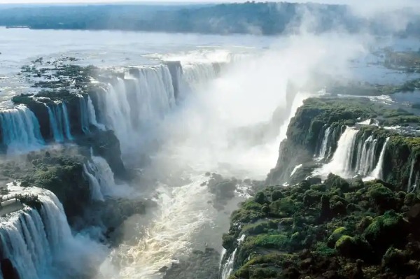 cascate di iguazú lato brasiliano e argentino vista aerea delle cascate di iguazu lato brasiliano e argentino