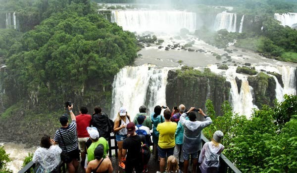 punto di vista del sentiero durante il tour delle cascate di iguazu