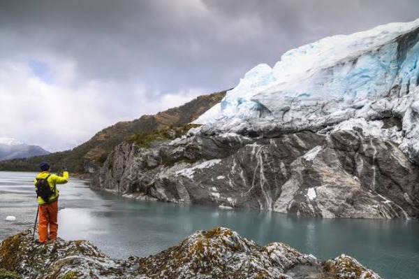 uomo fiordo agostini uomo che fotografa il fiordo Agostini
