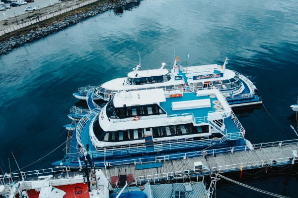 persone che sbarcano dal catamarano